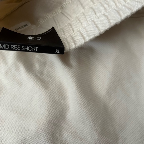 Mid Rise Beige Shorts XL - Stylish & Comfortable summer active wear - Picture 4 of 4